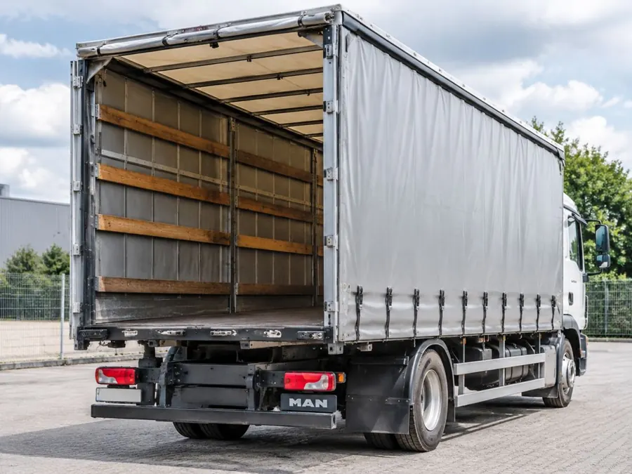 Planen-LKW mit geöffnetem Heck und Einsteckbrettern