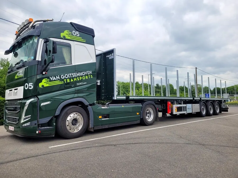 Sattelzug mit Rungen-Pritsche
